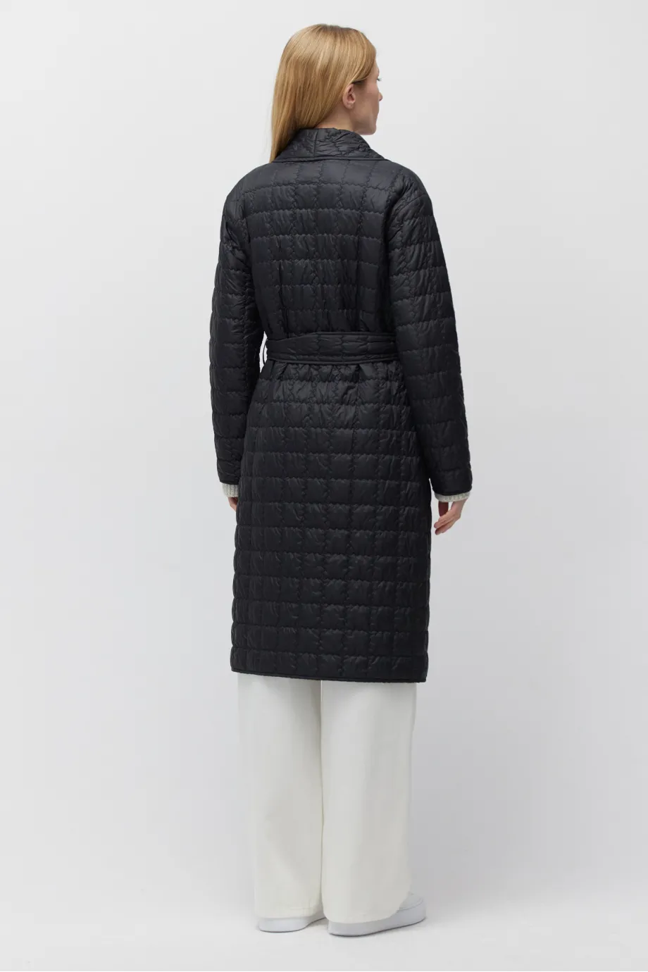 Geacă neagră matlasată cu umplutură din lână de cămilă Geacă neagră matlasată cu umplutură din lână de cămilă