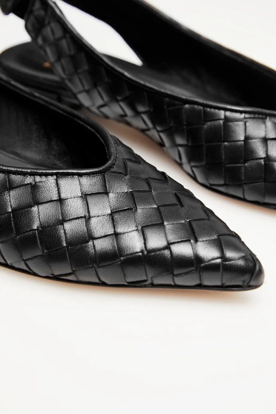 Pantofi slingback negri din piele împletită Pantofi slingback negri din piele împletită