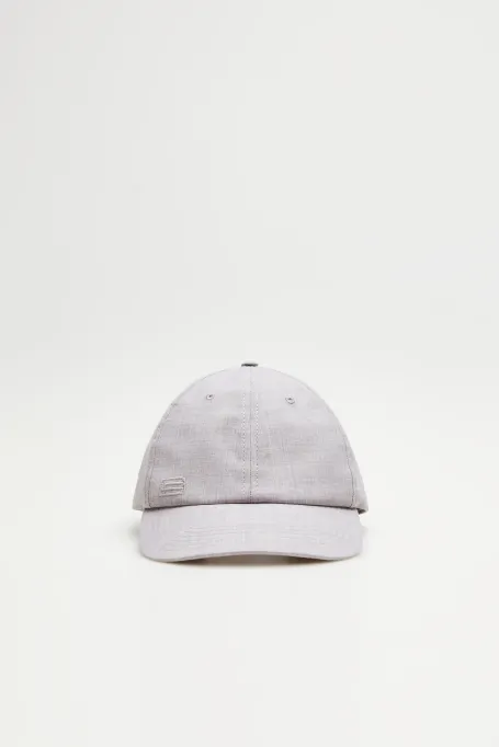 Șapcă gri cu cozoroc