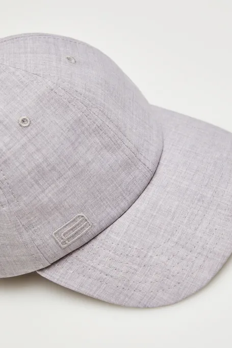 Șapcă gri cu cozoroc