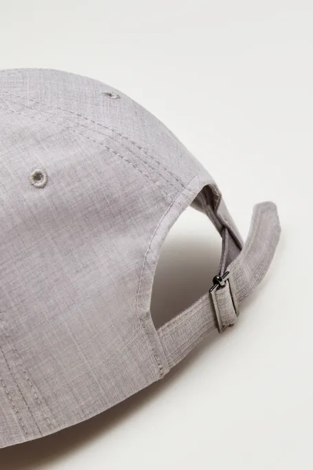 Șapcă gri cu cozoroc