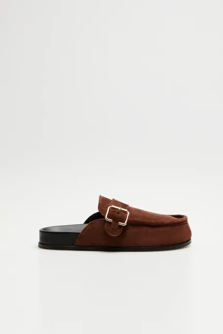 Șlapi maro slip-on din piele de căprioară