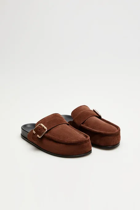 Șlapi maro slip-on din piele de căprioară