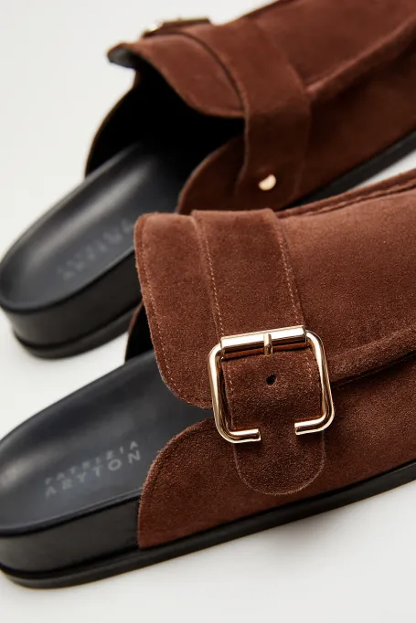 Șlapi maro slip-on din piele de căprioară