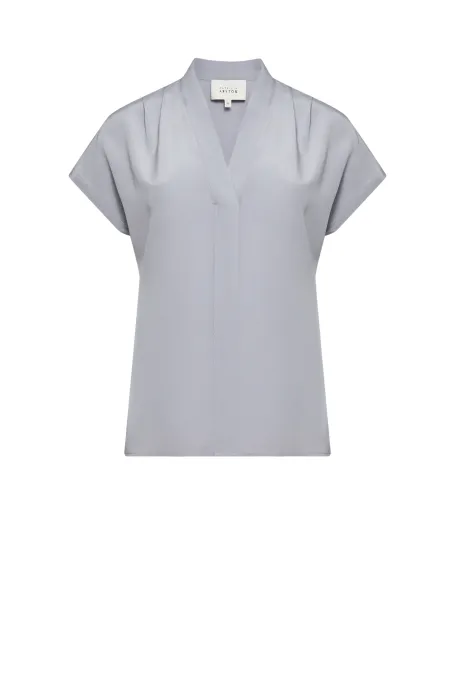 Bluză gri din mătase cu decolteu în V