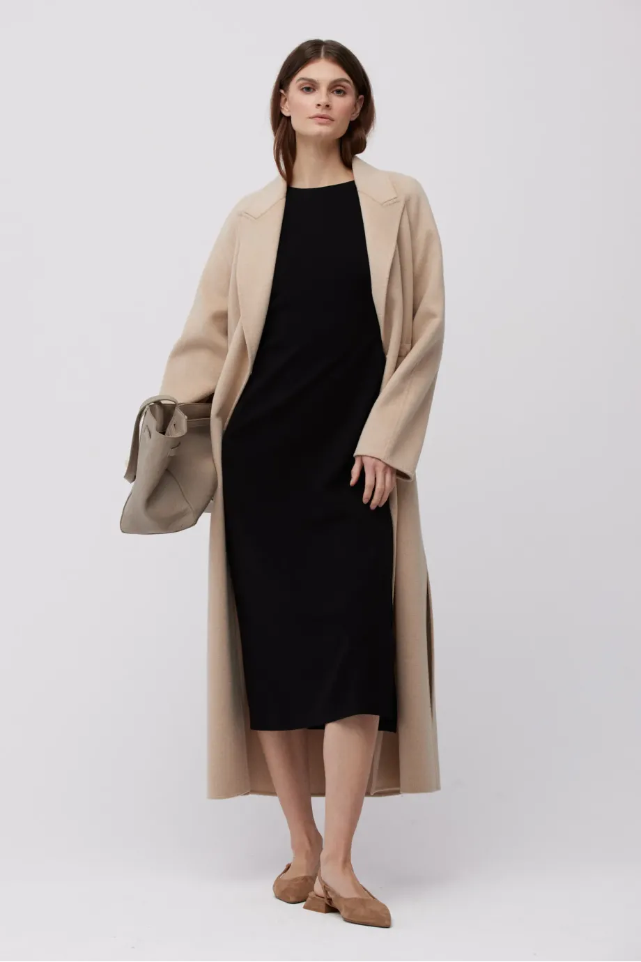Rochie midi neagră cu mânecă scurtă Rochie midi neagră cu mânecă scurtă