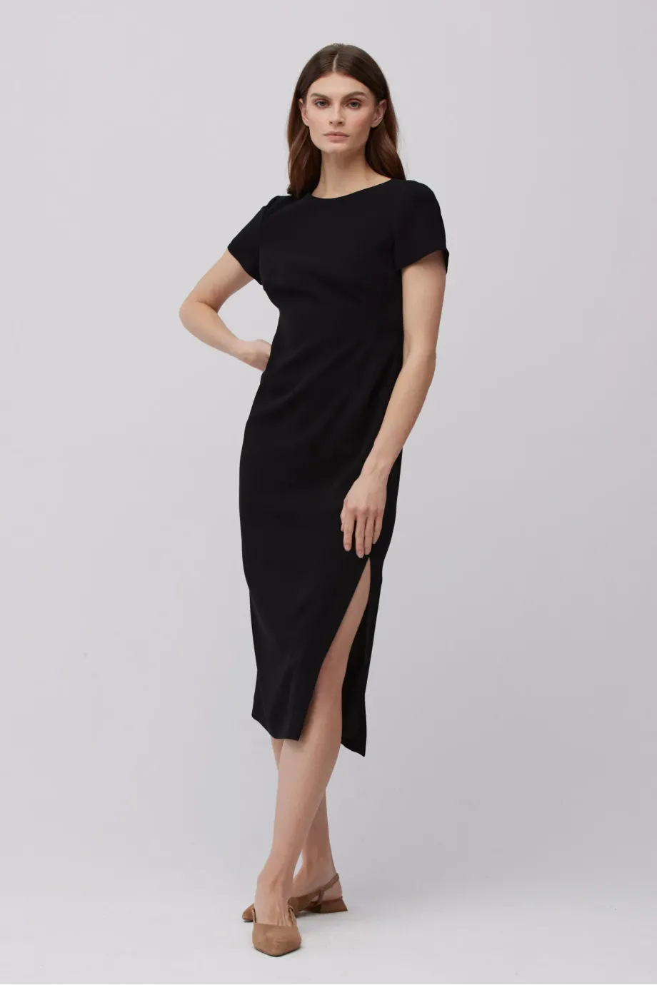Rochie midi neagră cu mânecă scurtă Rochie midi neagră cu mânecă scurtă