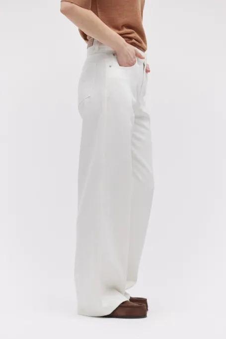 Blugi albi cu picior larg Blugi albi cu picior larg