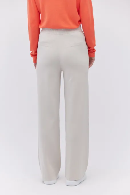 Pantaloni cu picior larg