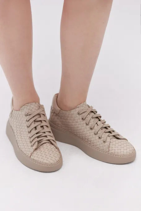 Adidași din piele împletită