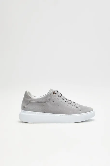 Adidași gri din piele întoarsă