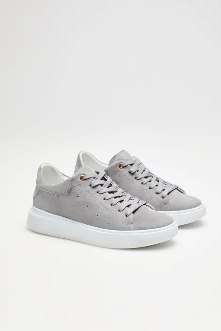 Adidași gri din piele întoarsă