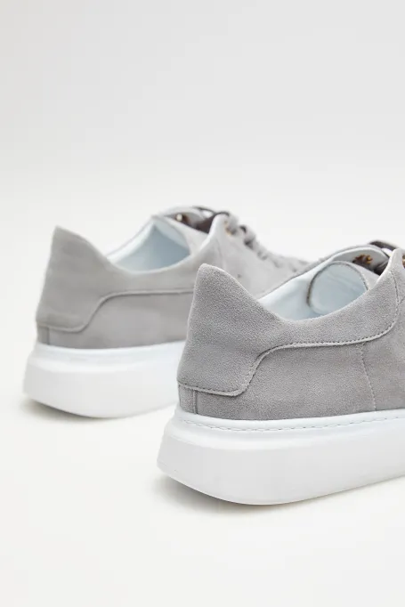 Adidași gri din piele întoarsă