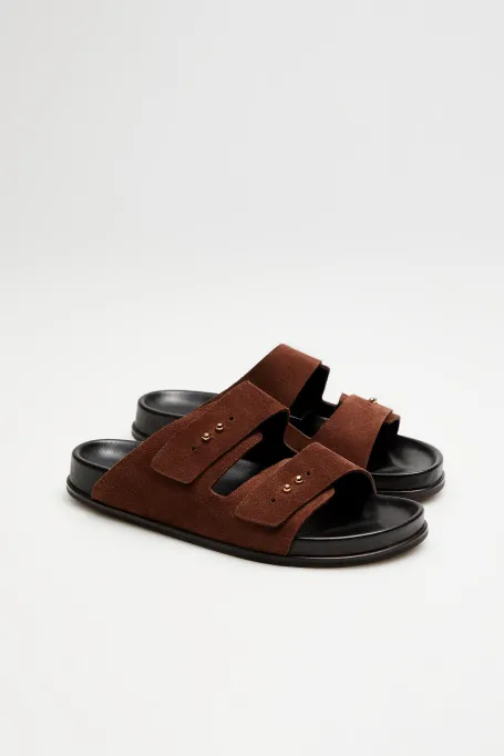 Șlapi maro din piele de căprioară