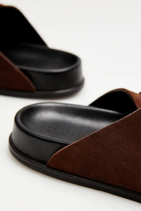 Șlapi maro din piele de căprioară