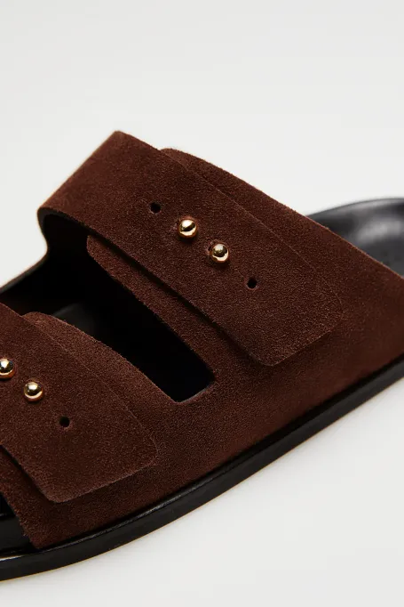 Șlapi maro din piele de căprioară