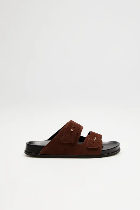 Șlapi maro din piele de căprioară