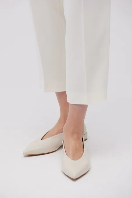 Balerini din piele bej cu varf migdalat