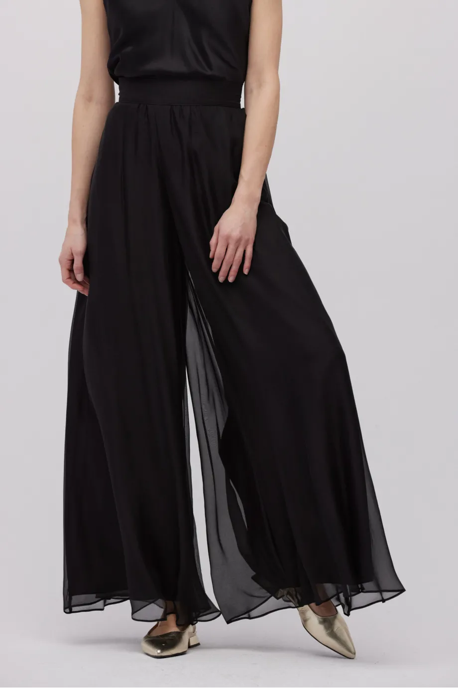 Pantaloni negri din mătase cu picioare largi Pantaloni negri din mătase cu picioare largi