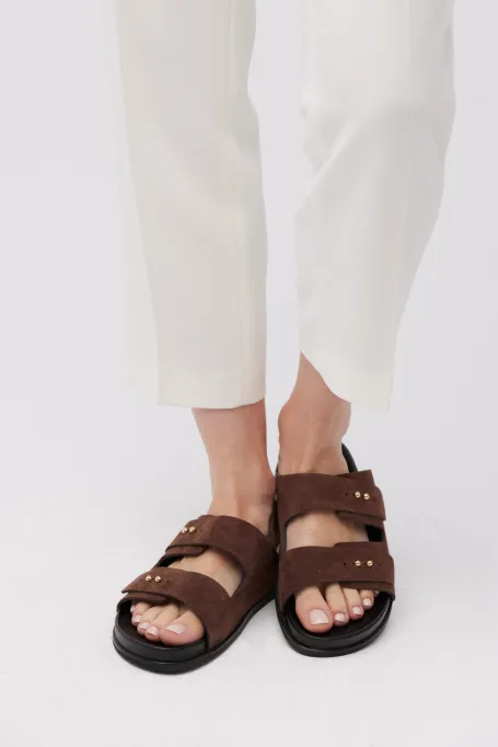 Șlapi maro din piele de căprioară