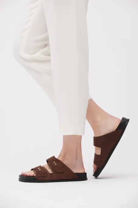 Șlapi maro din piele de căprioară