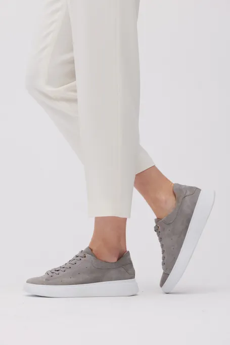 Adidași gri din piele întoarsă