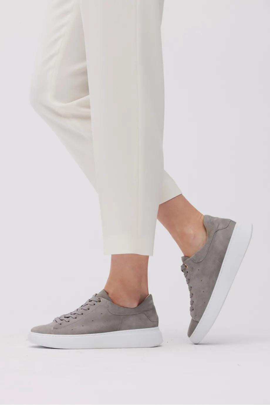 Adidași gri din piele întoarsă Adidași gri din piele întoarsă