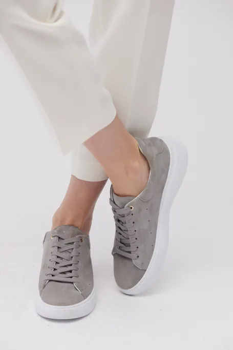 Adidași gri din piele întoarsă Adidași gri din piele întoarsă