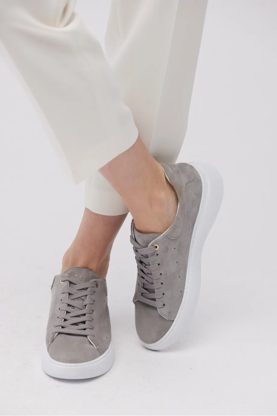 Adidași gri din piele întoarsă Adidași gri din piele întoarsă