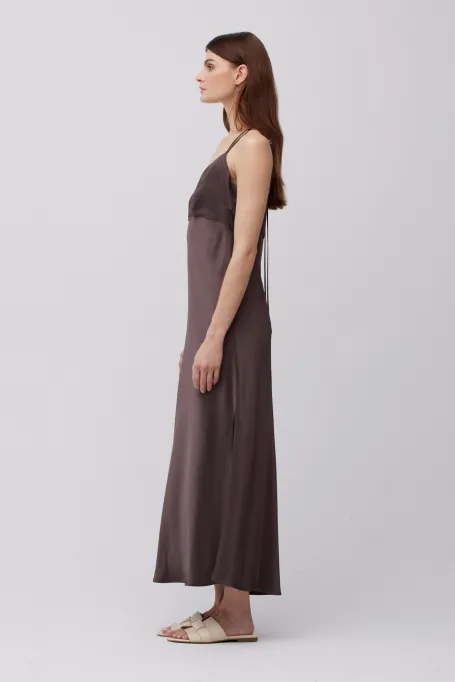Rochie lunga de ciocolata cu cravata la gat Rochie lunga de ciocolata cu cravata la gat