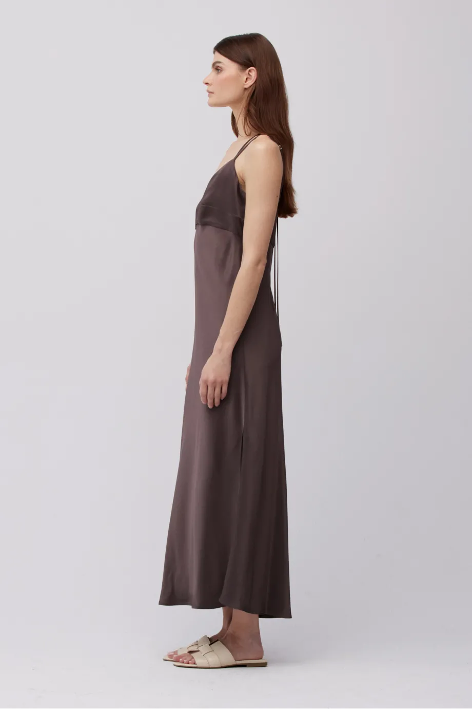 Rochie lunga de ciocolata cu cravata la gat Rochie lunga de ciocolata cu cravata la gat