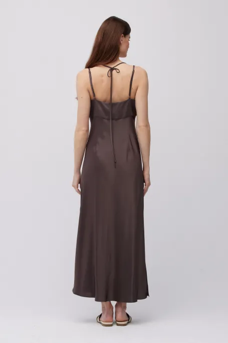 Rochie lunga de ciocolata cu cravata la gat Rochie lunga de ciocolata cu cravata la gat