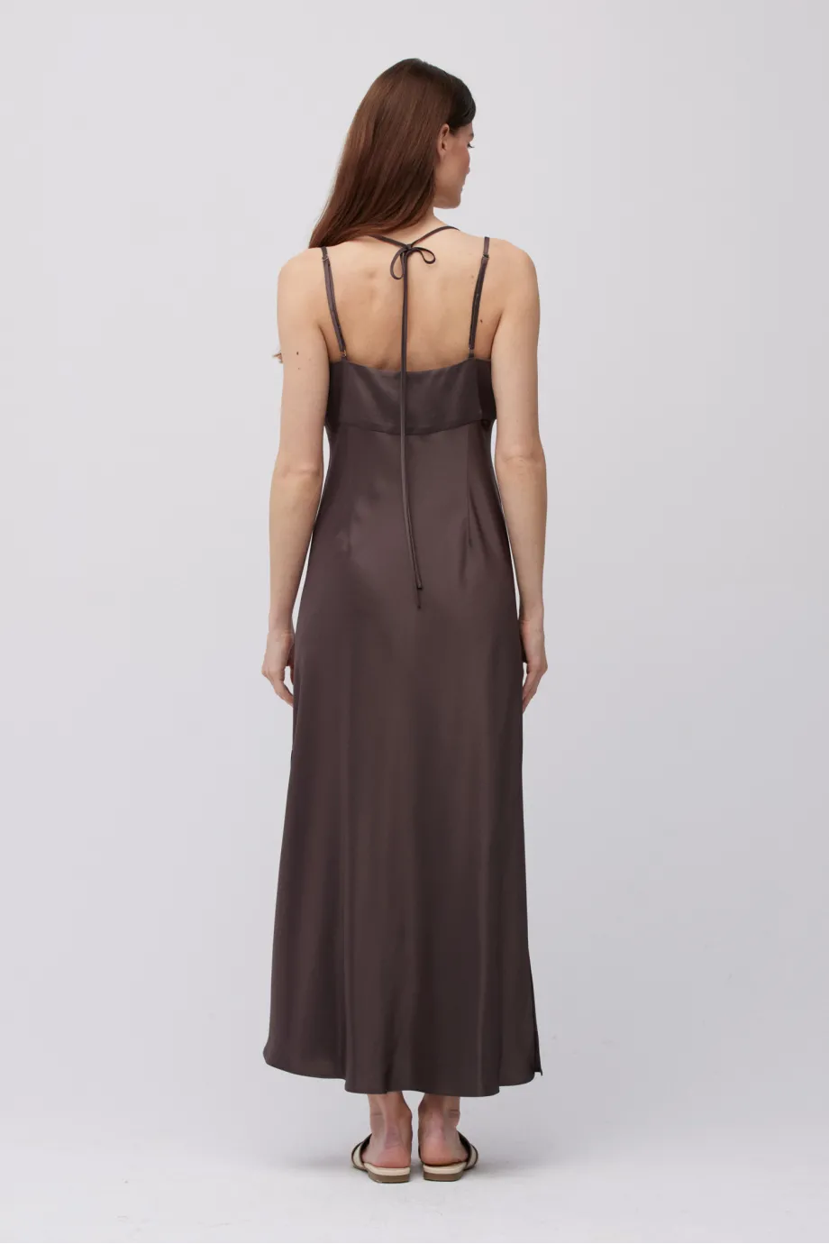Rochie lunga de ciocolata cu cravata la gat Rochie lunga de ciocolata cu cravata la gat