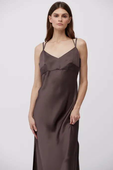 Rochie lunga de ciocolata cu cravata la gat Rochie lunga de ciocolata cu cravata la gat