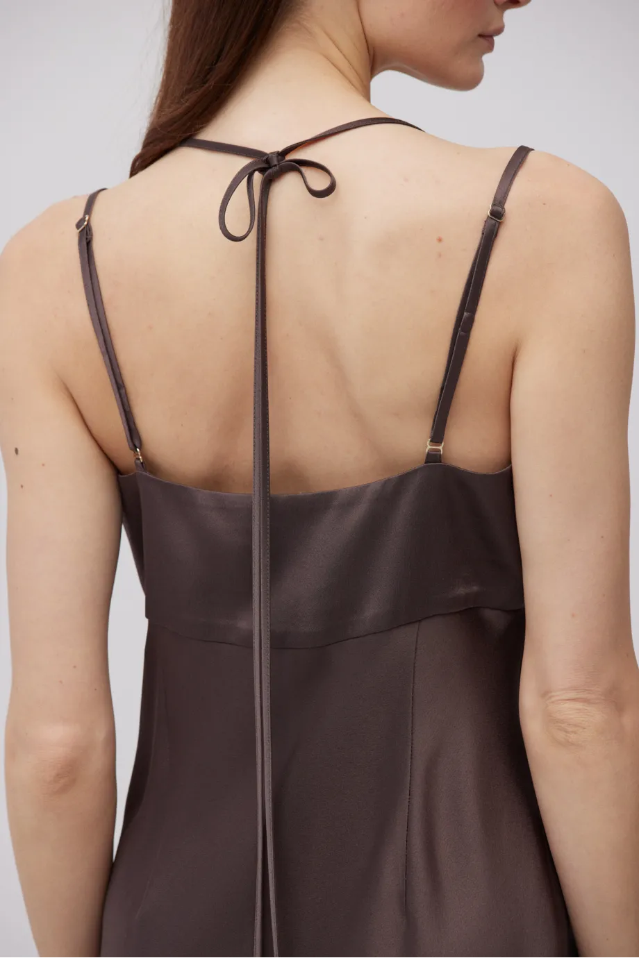 Rochie lunga de ciocolata cu cravata la gat Rochie lunga de ciocolata cu cravata la gat