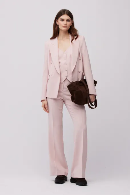 Pantaloni roz pudrat pentru un costum