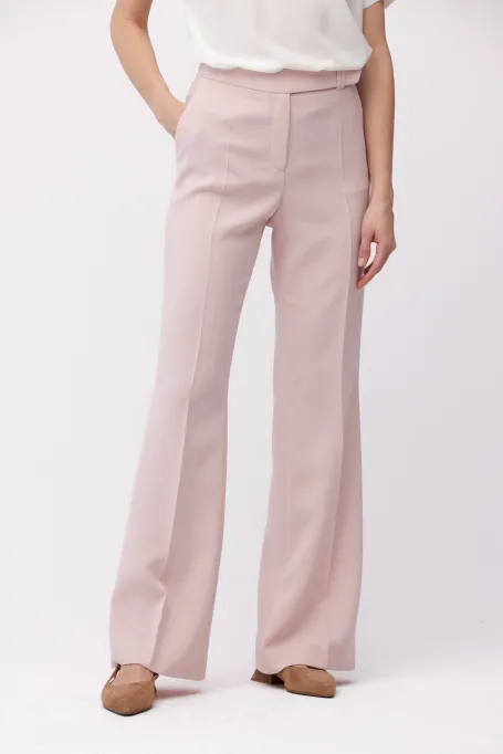 Pantaloni roz pudrat pentru un costum