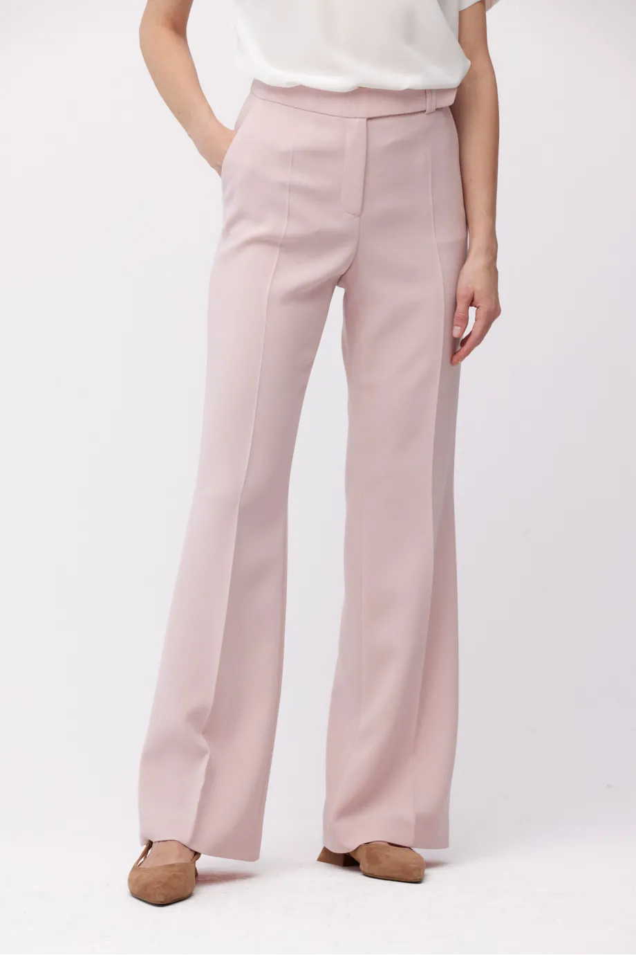 Pantaloni roz pudrat pentru un costum Pantaloni roz pudrat pentru un costum