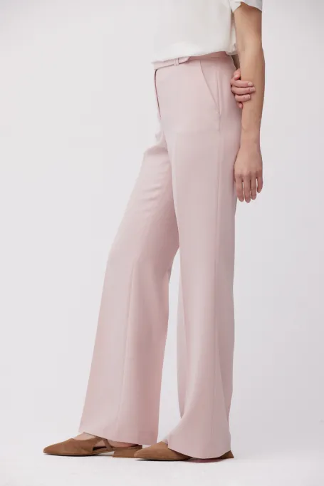 Pantaloni roz pudrat pentru un costum