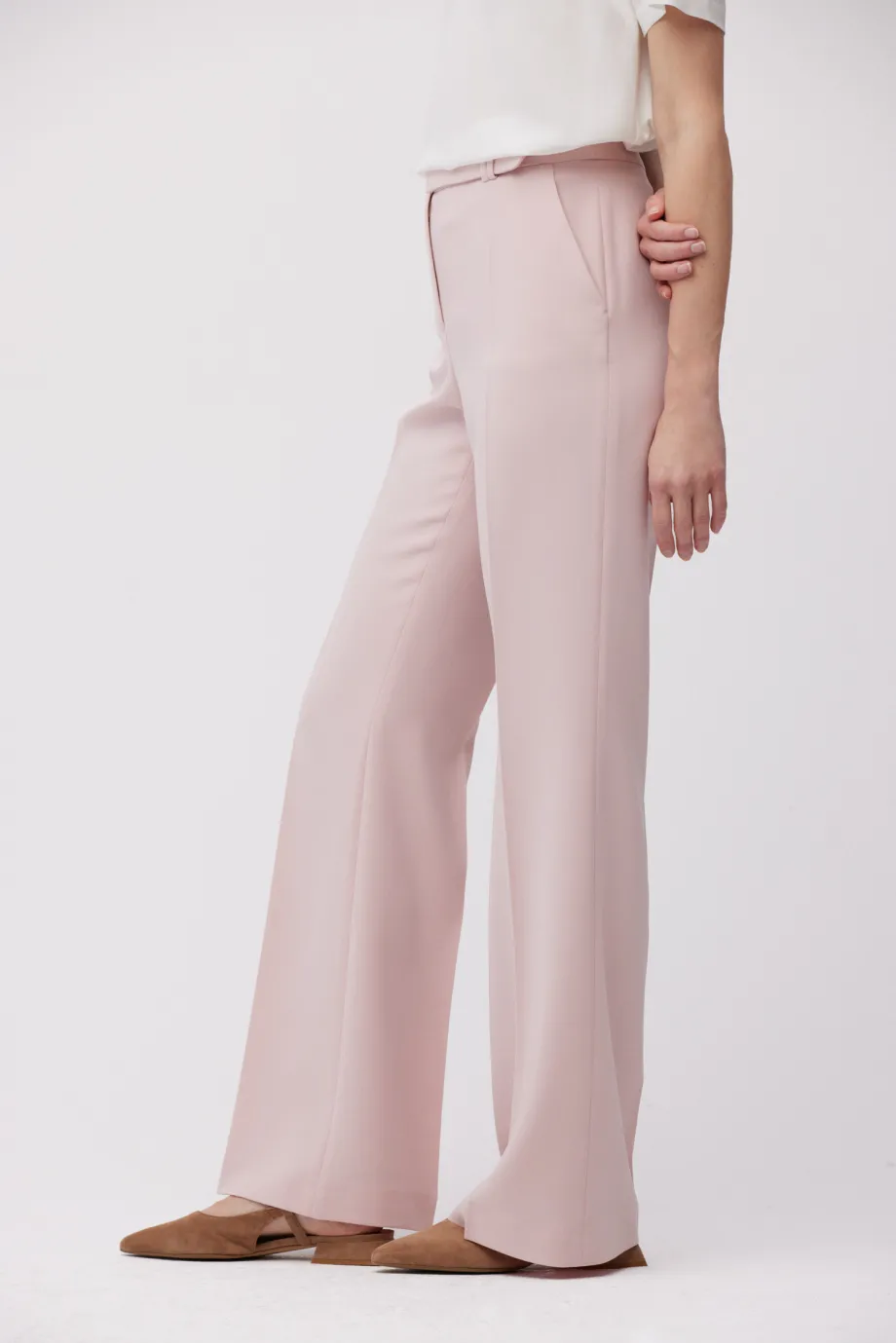 Pantaloni roz pudrat pentru un costum Pantaloni roz pudrat pentru un costum