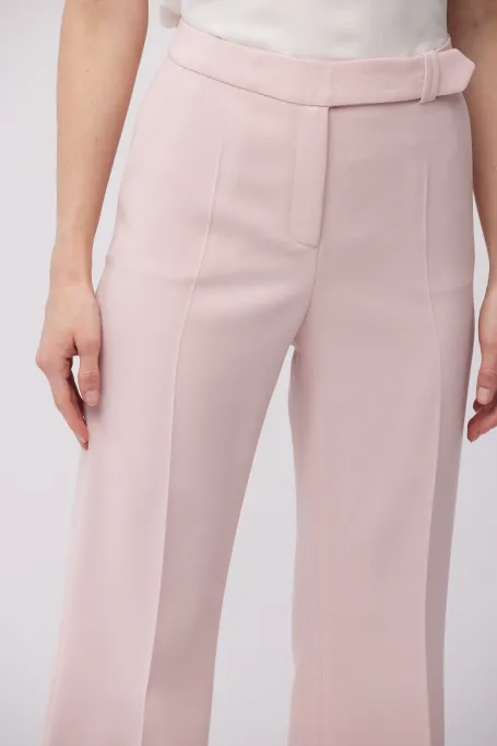 Pantaloni roz pudrat pentru un costum