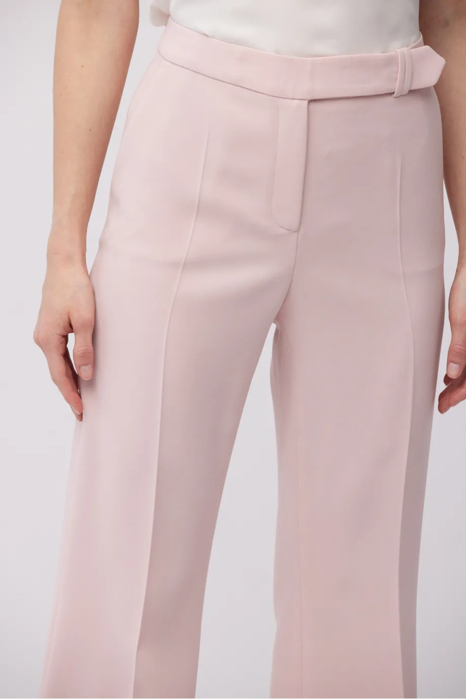 Pantaloni roz pudrat pentru un costum Pantaloni roz pudrat pentru un costum