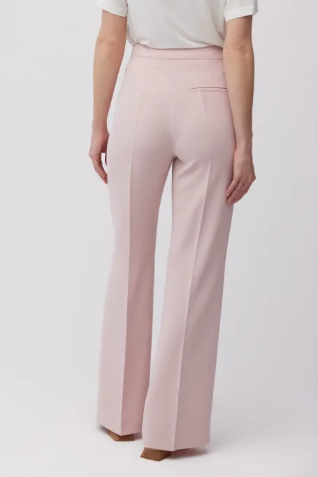 Pantaloni roz pudrat pentru un costum