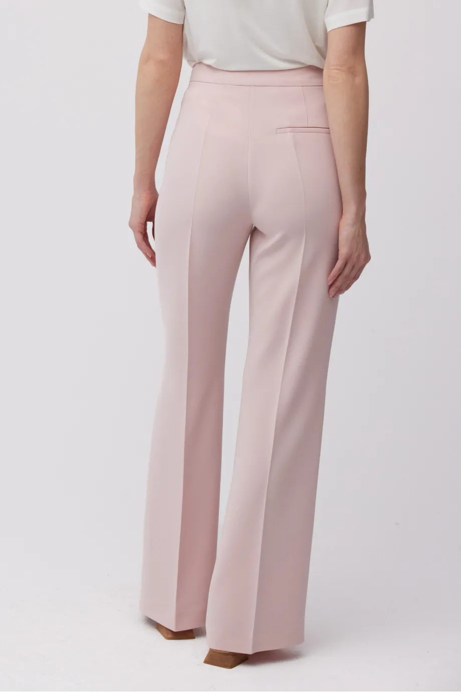 Pantaloni roz pudrat pentru un costum Pantaloni roz pudrat pentru un costum