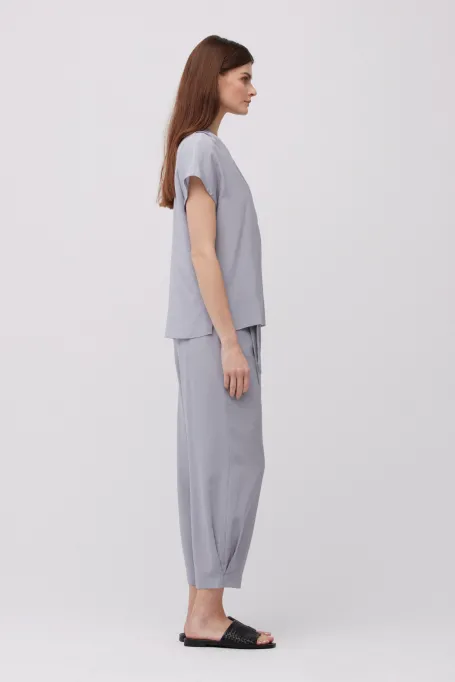 Bluză gri din mătase cu decolteu în V