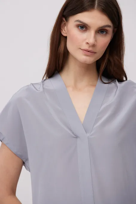 Bluză gri din mătase cu decolteu în V