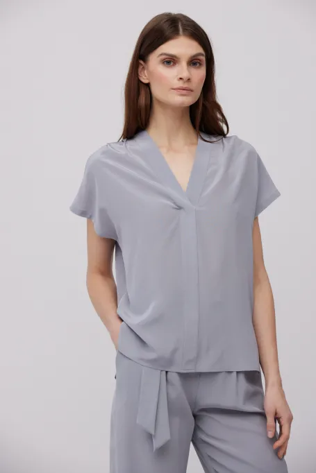 Bluză gri din mătase cu decolteu în V