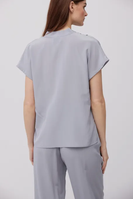 Bluză gri din mătase cu decolteu în V