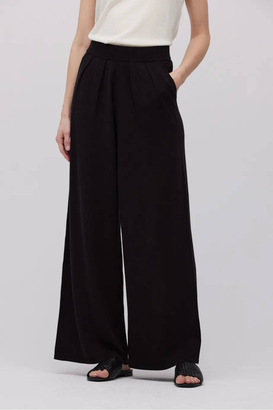 Pantaloni negri largi cu mătase Pantaloni negri largi cu mătase