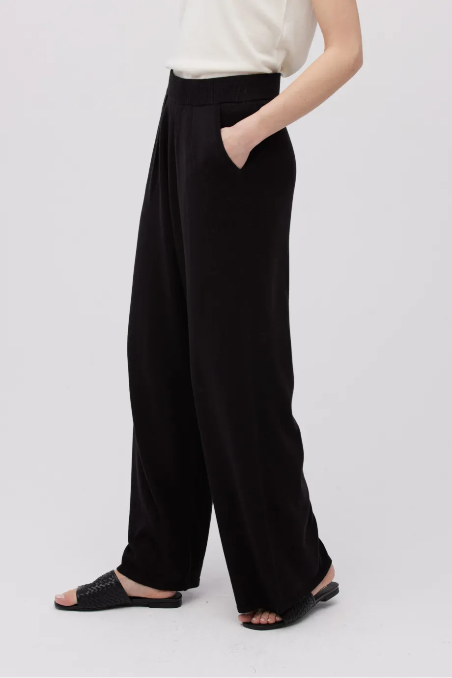 Pantaloni negri largi cu mătase Pantaloni negri largi cu mătase